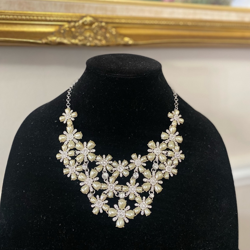 Gorgeous Pearl Floral Statement Necklace in Ivory